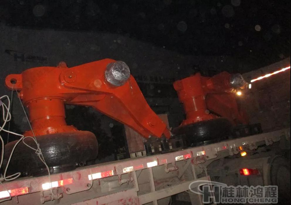 HLMX1700超細立磨發貨現場-超細立磨機大磨輥裝車 HLMX1700超細立磨發貨現場-超細立磨機大磨輥裝車