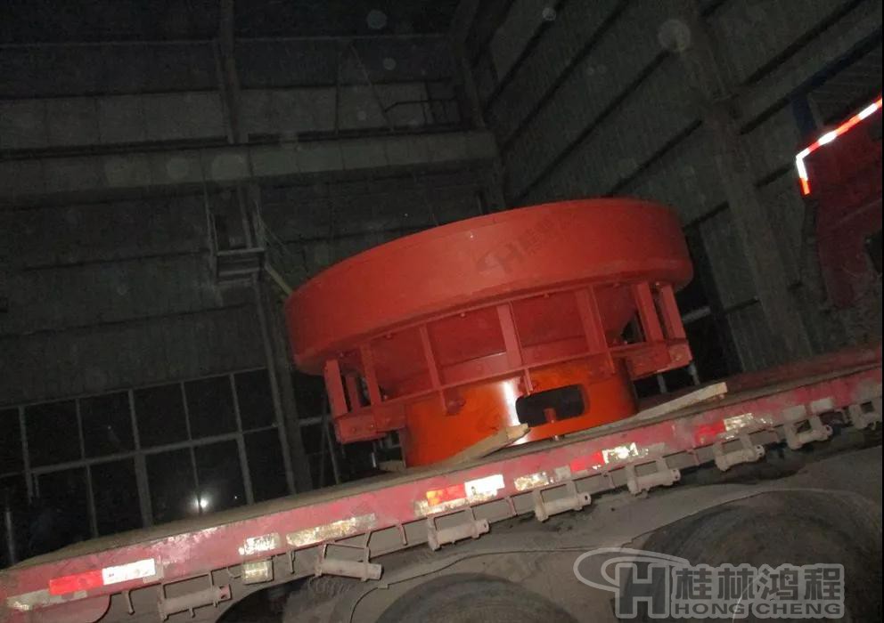 HLMX1700超細立磨發貨現場-超細立磨機大磨輥裝車 HLMX1700超細立磨發貨現場-超細立磨機大磨輥裝車