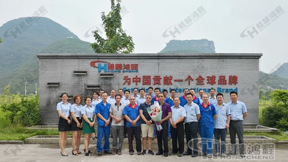 桂林鴻程磨粉機(jī)舉行退休職工莫子金歡送會 桂林鴻程磨粉機(jī)舉行退休職工莫子金歡送會