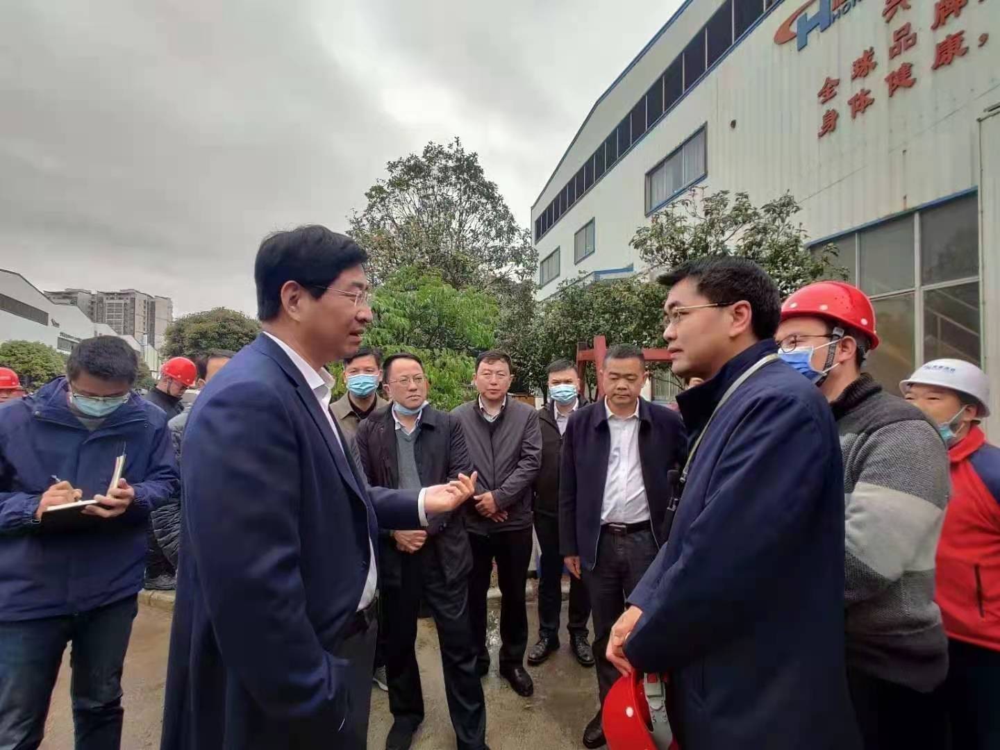 桂林市委書記周家斌書記，鐘洪常務(wù)副市長等市委市政府，區(qū)委區(qū)政府領(lǐng)導(dǎo)一行開年第一站來到廣西桂林鴻程機(jī)械廠指導(dǎo)慰問