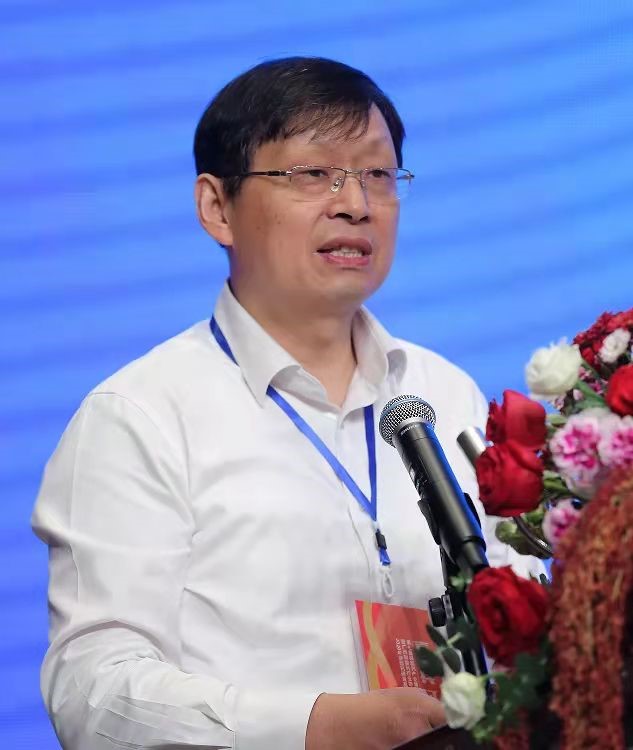 廣西大學校長助理、廣西碳酸鈣產業化工程院常務副院長、廣西碳酸鈣行業協會會長童張法圖片來源：廣西碳酸鈣產業化工程院