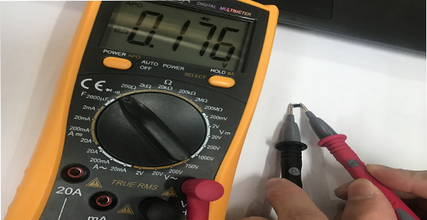 萬能表區分正負極